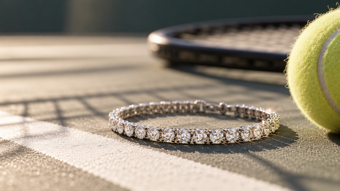 Un bracelet de tennis tombé sur un court avec une raquette de tennis et une balle de tennis