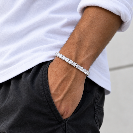 bracelet tennis porté en sportwear chic